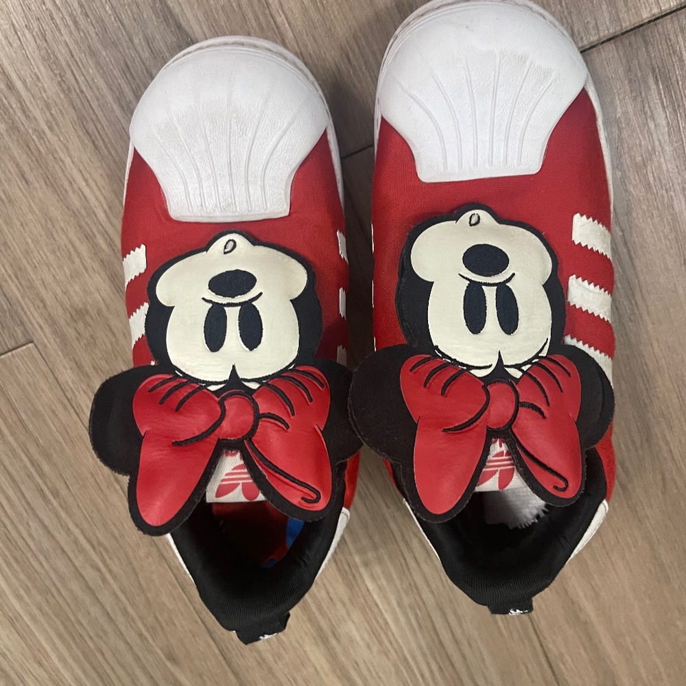 Kids tennis shoes
